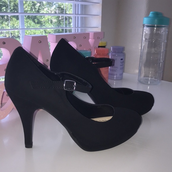 All black heels ♥️ - Picture 2 of 4